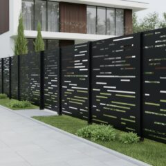 Перфорированный забор «Абстракция» установлен вдоль дорожки частного дома, чёрный цвет контрастирует с зелёным газоном