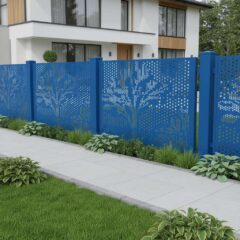 Перфорированный забор «Дерево» насыщенного синего цвета установлен вдоль тротуара частного дома