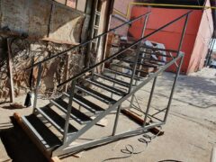 Приставная лестница на стройплощадке, каркас из профильной трубы