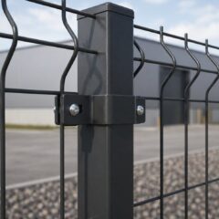 Крепёж для 3D-забора установлен на столбе, фиксирует секцию 3D-ограждения на территории промышленного объекта
