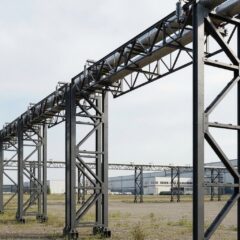 Эстакада для трубопроводов в эксплуатации, вид сбоку.
