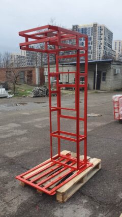 Каркас для силомера установлен на деревянных поддонах, вид сбоку, демонстрирует устойчивость конструкции