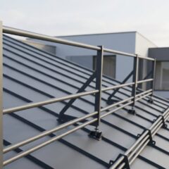Кровельное ограждение КО-3 на скатной крыше — секция установлена на металлическом покрытии