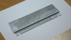 Боковой ракурс профильного крепежа для зеркал, оцинкованная сталь