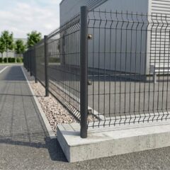Круглый столб для забора установлен в составе секционного забора вдоль дорожки, демонстрирует прочность и аккуратный внешний вид