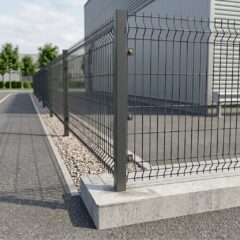 Квадратный столб для забора установлен в составе секционного забора вдоль тротуара, демонстрирует прочность и аккуратный внешний вид