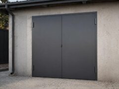 Распашные ворота «Минимал» установлены в проёме между секциями здания, демонстрируя строгую геометрию и плотное прилегание створок