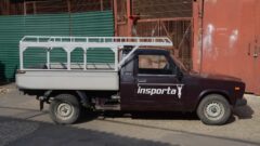Каркас для кузова авто, установленный на бортовом автомобиле. Вид сбоку, металлическая рама с поперечинами