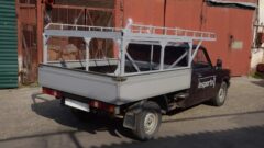 Каркас для кузова авто на бортовом автомобиле, задний ракурс. Металлическая рама с лестницей для перевозки грузов
