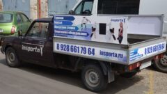 Бортовой автомобиль с каркасом для кузова, рекламная наклейка