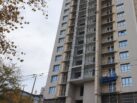 Крупный план фасада жилого комплекса „Аврора“ в Краснодаре, видны детали металлических ограждений лестничных маршей и балконов