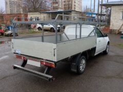 Белый грузовой автомобиль ВИС с каркасом в кузове, вид спереди, демонстрируется интеграция конструкции