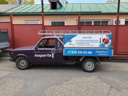 Бортовой грузовой автомобиль ВИС с установленным металлическим каркасом в кузове, вид сбоку