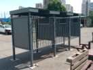 Вид сзади металлической контейнерной площадки для ТБО, глухая задняя панель, навес и опорные стойки, производство