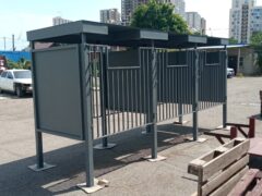 Вид сзади металлической контейнерной площадки для ТБО, глухая задняя панель, навес и опорные стойки, производство