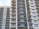 Лестничные марши внутри жилого комплекса „Аврора“ в Краснодаре, ограждены декоративными металлическими решетками с узором