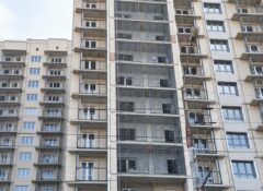 Лестничные марши внутри жилого комплекса „Аврора“ в Краснодаре, ограждены декоративными металлическими решетками с узором