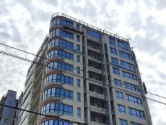 Общий вид строящегося жилого комплекса «Девелопмент плаза» в Краснодаре, видны установленные металлические каркасы на верхних этажах
