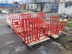 Партия готовых металлических каркасов для игровых автоматов «Боксер», аккуратно сложены на деревянных палетах для транспортировки