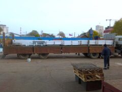 Погрузка готовых секций металлических ограждений балконов на грузовой автомобиль для доставки на строительную площадку ЖК „Самолет“