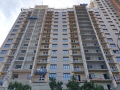 Жилой комплекс „Аврора“ в Краснодаре: многоэтажное здание с балконами и установленными лестничными ограждениями
