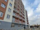 Нижний уровень жилого комплекса „Самолет“ в Крымске, видны входные группы и первые этажи с установленными металлическими ограждениями