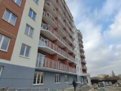 Нижний уровень жилого комплекса „Самолет“ в Крымске, видны входные группы и первые этажи с установленными металлическими ограждениями